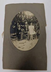Retrato familiar madre padre hijos gabinete tarjeta foto fotografía - Imagen 1 de 2