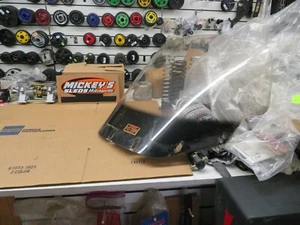 SUZUKI CAVALCADE PARABRISAS STREAMER BLOQUE DE VIENTO CARENADO ESCUDO 26" TRANSPARENTE - Imagen 1 de 12