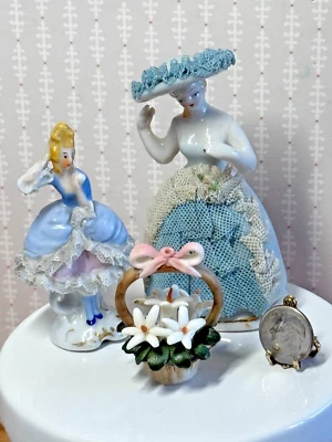 Elegante mujer victoriana vintage de encaje Dresde Alemania y canasta flores Foto 1 de 4