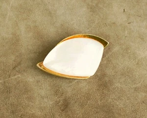 Modeschmuck-Brosche ~Metall goldfarbig & PERLMUTT 1970er-1980erJahre, ungetragen - Bild 1 von 4