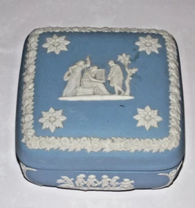 WEDGWOOD JASPERWARE WHITE ON BLUE BONBONNIERE BOX SQUARE SHAPE TRINKET 4 INCH - Picture 1 of 3