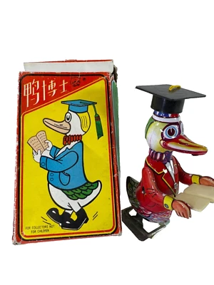 Vintage Dr. Pato Cuerda Juguete de Lata Académico Abrigo Rojo Gorra de Graduación Funciona 6" Raro Foto 1 de 4