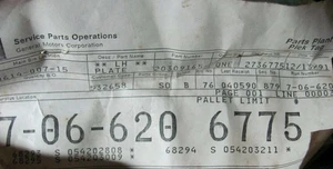 Placa de anclaje de bisagra inferior de puerta delantera NOS GM 20309165 LH Buick Olds Pont 1982-1994 - Imagen 1 de 2