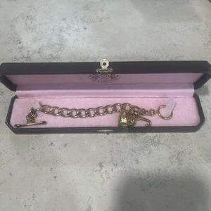 Nuevo Brazalete Juicy Couture LOVE 8 Pulgadas Oro Corazón y J Nuevo en Caja - Imagen 1 de 8