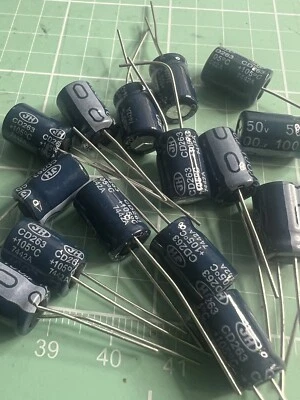 Condensador electrolítico aluminio 100uf 50 V (15 PC) JIANGHAI 8X11,5 mm Foto 1 de 2