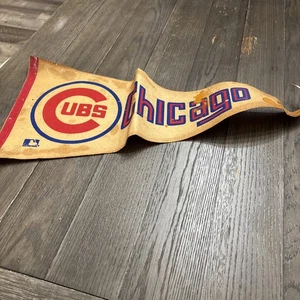 Banderín de fieltro de béisbol de colección de los Chicago Cubs MLB. 29”. FUERTEMENTE MANCHADO - Imagen 1 de 8