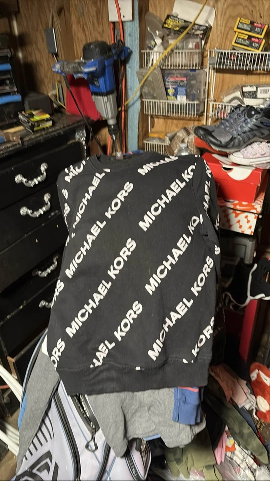 Sudadera Michael Kors MK Logo Cuello Redondo Negra Pequeña Pullover Foto 1 de 1