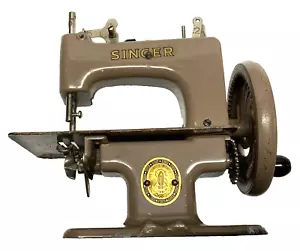 Ancienne petite MACHINE A COUDRE jouet " SINGER " - Foto 1 di 7