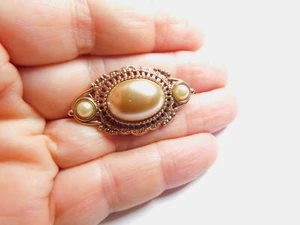 1928 Co. Oval Off White Faux Pearl Textured Gold Tone Metal Brooch Vintage - Picture 1 of 5