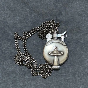 Vivienne Westwood Feuerzeug Metall ORB Halskette Öl - Bild 1 von 1