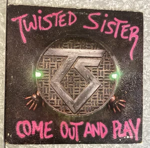 Twisted Sister Come Out and Play LP Pop-up Cover 1985 Lyrics & Merch Order Form - Imagen 1 de 9