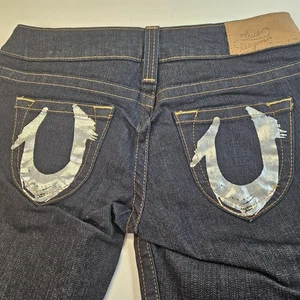100 % AUTHENTISCHE TRUE RELIGION DAMENJEANS BLAU GRÖSSE 28 HERGESTELLT IN DEN USA – NEU OHNE ETIKETT - Bild 1 von 7