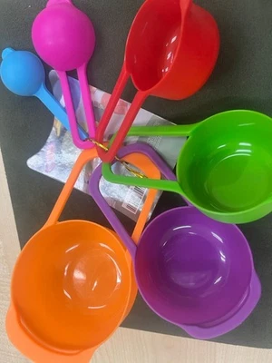 Juego de 6 tazas y cucharas medidoras, plástico Foto 1 de 4