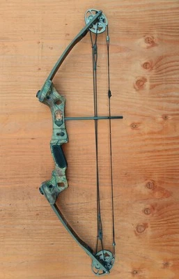 🏹🏹 Bear Archery Compound Bow RH Camo Youth / Beginner Bowhunting Bow USA 🏹🏹 - Image 1 of 2