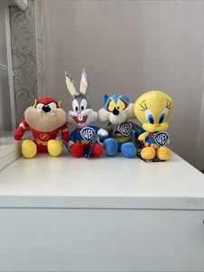 Peluche de superhéroes 100 aniversario de Looney Tunes (juego de 4) - Imagen 1 de 24
