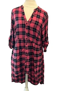 Torrid rosa und schwarz kariert 3/4 oder Knopfleiste Kurzarm. Viskose Top mit V-Ausschnitt - Bild 1 von 10