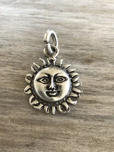 Small Smiling Sun Face Sunshine 925 Sterling Silver Charm Celestial 3.83 Grams - Picture 1 of 2