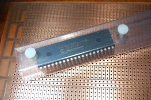 Microchip PIC18LF4620-i/p new unused spares in anti-static carrier - Picture 1 of 2