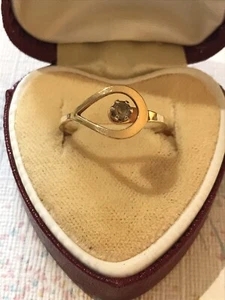 Anillo Avon Irlanda Tono Oro y Diamante Transparente Ajustable Talla L M N - Imagen 1 de 6