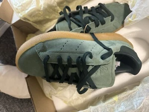 Neu im Karton Adidas Herren Turnschuhe läuft klein - Bild 1 von 13