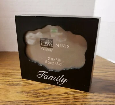 Mini marco de caja negra FAMILIA (Decoración de estudio de Michael) para foto de 2"x 3"  Foto 1 de 4