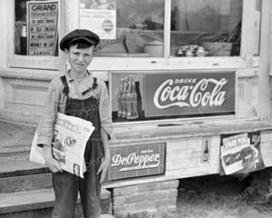 Niño de periódico con letrero de Coca Cola 8x10 reimpresión de foto antigua - Imagen 1 de 1