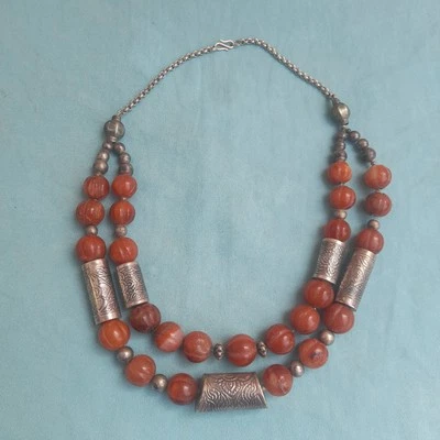 COLLANA ETNICA A DUE FILI CON PIETRE IN RESINA TIPO AMBRA E ARGENTO BASSO - Immagine 1 di 4