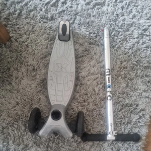 Micro maxi kick Scooter. Silver - Picture 1 of 8