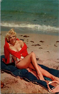 Cartolina Bagno Bellezza Ragazza Avvolta In Asciugamano Rosso Cromato Senza Pubblicazione - Foto 1 di 2