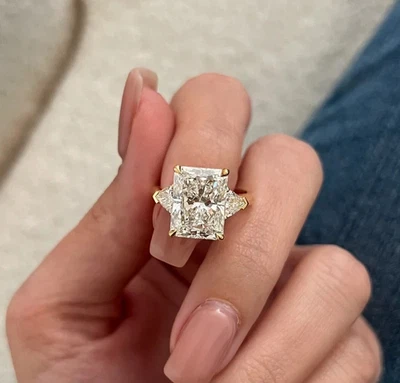 Anillo de compromiso de tres piedras de moissanita brillante de corte radiante de 5 quilates de oro amarillo de 14 quilates Foto 1 de 4