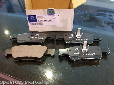 OEM GENUINE MERCEDES BENZ NEW REAR BRAKE PADS W/ SENSOR E350 E550 4MATIC W/494  Foto 1 de 4