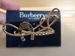 Vintage Burberrys Of London Hufeisen & Peitsche goldfarbene Anstecknadel Brosche  - Bild 1 von 7
