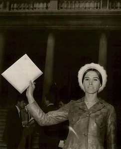 1966 Wire Photo New York City Hall fur hat fashion Spanish dancer Manuela Vargas - Picture 1 of 2