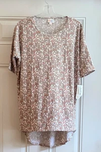 NUEVO CON ETIQUETAS Camisa Top Lularoe Irma Geométrica Alta Baja Manga Corta XS Verde Melocotón Blanco - Imagen 1 de 10