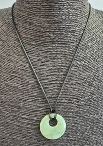 Colgante Donut de Jade Verde con Collar de Cordón de Cuero Negro Ajustable - Imagen 1 de 4