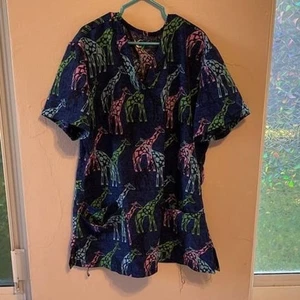 Peeling-Top mit Giraffenmuster - V-Ausschnitt, Kurzarm, lustiges Tiermuster - Bild 1 von 4