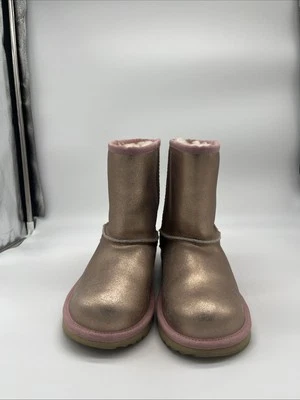 Brillo metálico UGG Classic II  Foto 1 de 4