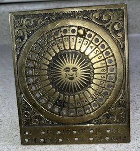 H255B ~ Messing Ewiger Kalender Ständer Himmlische Sonne Astronomie Hexe Italien mit Zapfen - Bild 1 von 6