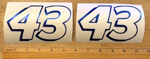 Richard Petty #43 DER KÖNIG hell Satin kobaltblau & weiß Vinyl Aufkleber PAAR - Bild 1 von 3