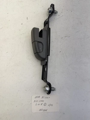 Ajustador de cinturón de seguridad Nissan NV 2500 2012-2021 OEM. Foto 1 de 4