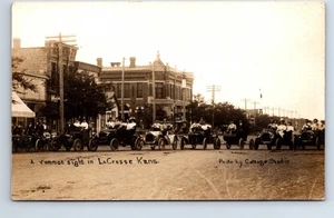RPPC Echt Foto Postkarte LaCrosse Kansas frühe Automobilgruppe Cottage Studi - Bild 1 von 2