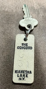 Llavero y llavero vintage para habitación de hotel Concord Kiamesha Lake Nueva York pátina rústica de metal recto - Imagen 1 de 4