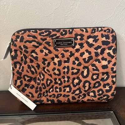 NUEVO CON ETIQUETAS Marc Jacobs | Bolso Funda para Laptop Leopardo Natural $175 Foto 1 de 4