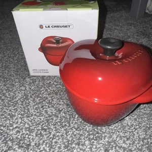Le Creuset Kasserolle in Apfelform/Cocotte Pomme - Cerise Red 400ml, neu verpackt - Bild 1 von 8
