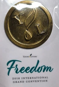 Young Living Essential Oils - Spilla cravatta per bavero cappello, NUOVO (LOGO YL BRONZO) - Foto 1 di 3