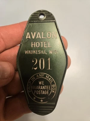 Habitación vintage Avalon Hotel (Waukesha, WI) No. Llavero blanco sobre verde 201 Foto 1 de 4