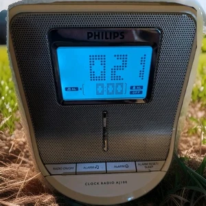 Vintage Philips AJ100 LCD Compact Alarm Clock Radio FM Backlit - Picture 1 of 10
