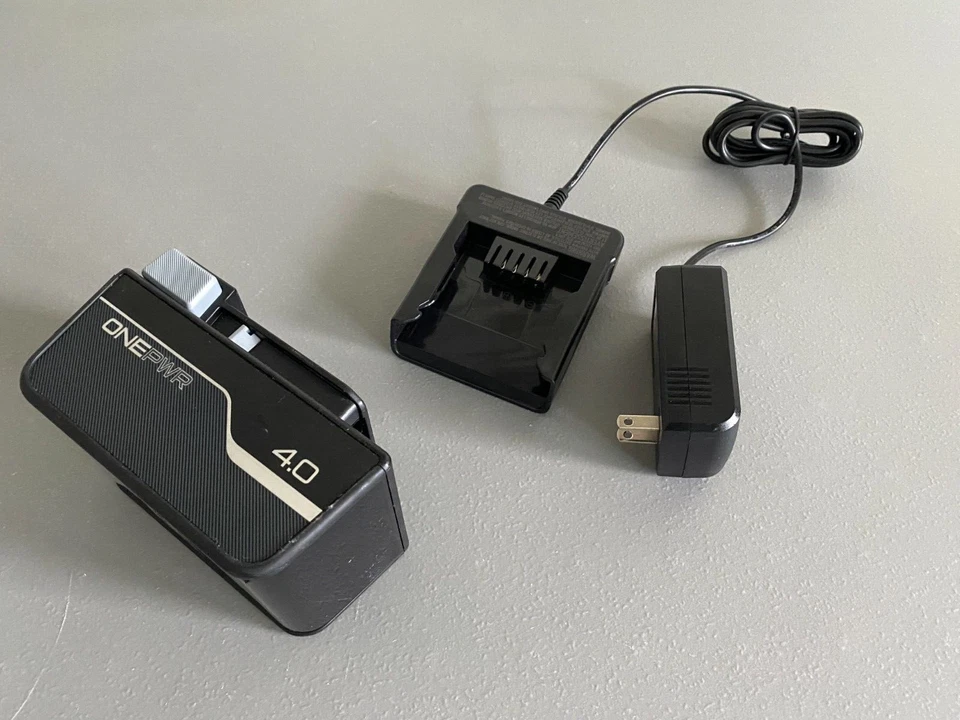 Batería de iones de litio Hoover ONEPWR 4,0 Ah BH15240 con cargador Hoover BH05000 Foto 1 de 2