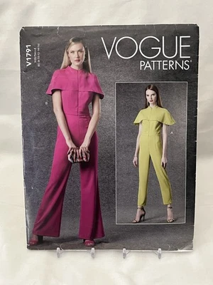 Mono Vogue V1791 con Capa Capelet Acampanada o Pierna Ajustada Patrón Talla 8-16 Foto 1 de 3