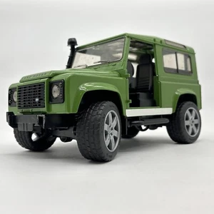 Paraurti rotto Bruder Land Rover Defender 90 station wagon senza portapacchi o porte - Foto 1 di 17